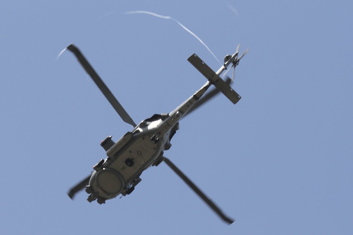 Heard it coming & was able to scramble & catch this @USNavy MH-60R over #WagnTailsRanch this morning. Is part of HSM-74 (Helicopter Maritime Strike) Swamp Foxes out of @NASJax. Humid this morning, visible blade tip vortices. No ADS-B
#HSM74 #NASJacksonville 
#aviation #AvGeek