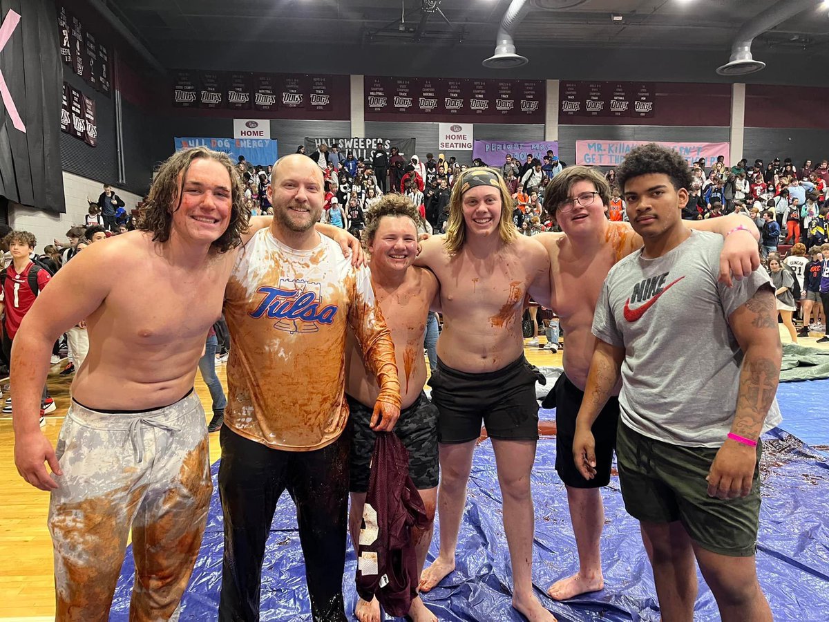 emhsbulldogs's tweet photo. Offensive Line: 1
Coach Thomas: 0
These guys are having fun and helping raise money for a great cause!
Learn more about #SwineWeek at https://t.co/k4yMTPQ0f1 https://t.co/TjNSCD3Tiw
