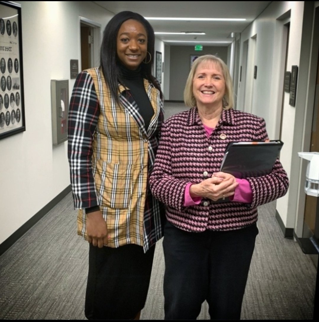 tseaonline's tweet photo. Today, on #internationalwomensday our own Terry Carroll caught up with two great supporters of #StateEmployees, @MasseyForSenate (Knoxville) welcoming new Senator @SenatorLamar (Memphis) on her first day on her new job! #TSEAatWork #wheresterry https://t.co/dLgQuQ5B64