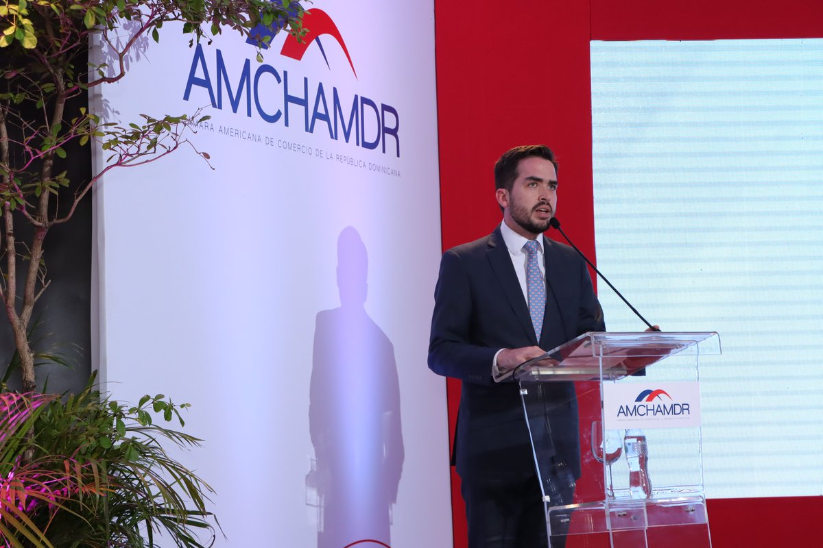 Luis José López, presidente del Comité de Sostenibilidad: “En nombre de AMCHAMDR les doy una cordial bienvenida a este evento bajo el título: “Más Mujeres = Mayor innovación y productividad”, en el que tendremos el privilegio de contar con Katharina Falkner-Olmedo”.

#AmchamDR