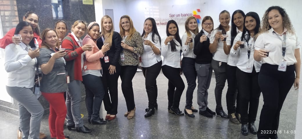Carolay0406's tweet photo. @romanmanigliave @BcodeVenezuela Feliz Día Compañeras🌹 https://t.co/DfYv9bJKWX