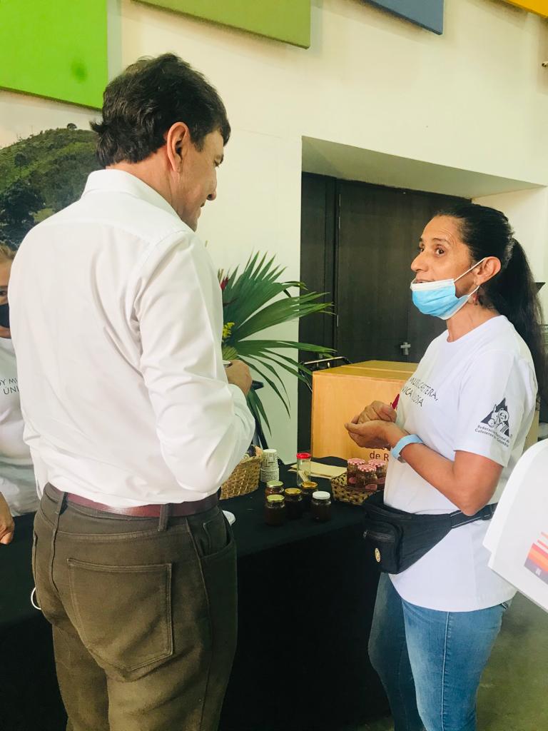 FNC_Risaralda's tweet photo. ☕🍒✅ En el marco del #ForoM, el gerente general de la @FedeCafeteros, @robertovelezv, dialogó con las mujeres cafeteras que participan de este encuentro en #Pereira.
#Cafeteros #Risaralda #Café #RisaraldaCafetero #ModoM #DíaDeLaMujer #DíaInternacionalDeLaMujer #MujerCafetera https://t.co/RlaGgJCOix