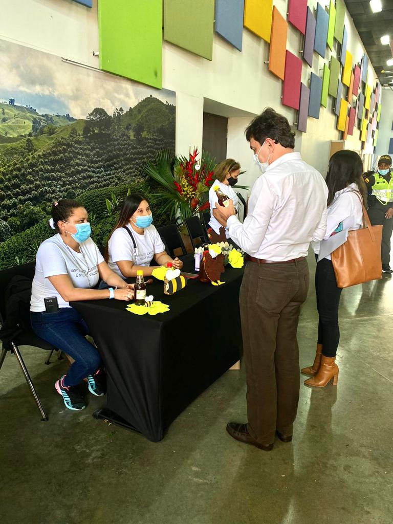 FNC_Risaralda's tweet photo. ☕🍒✅ En el marco del #ForoM, el gerente general de la @FedeCafeteros, @robertovelezv, dialogó con las mujeres cafeteras que participan de este encuentro en #Pereira.
#Cafeteros #Risaralda #Café #RisaraldaCafetero #ModoM #DíaDeLaMujer #DíaInternacionalDeLaMujer #MujerCafetera https://t.co/RlaGgJCOix