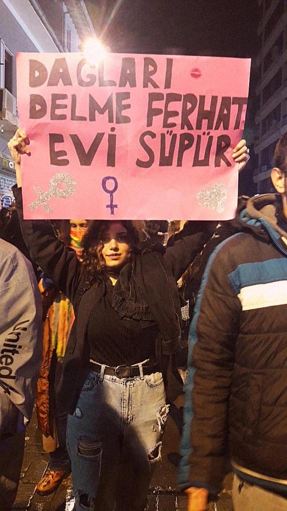 Fatosslimon's tweet photo. #8Mart2022 #feministgeceyuruyusu #8martizmir https://t.co/61i9Y5lyME