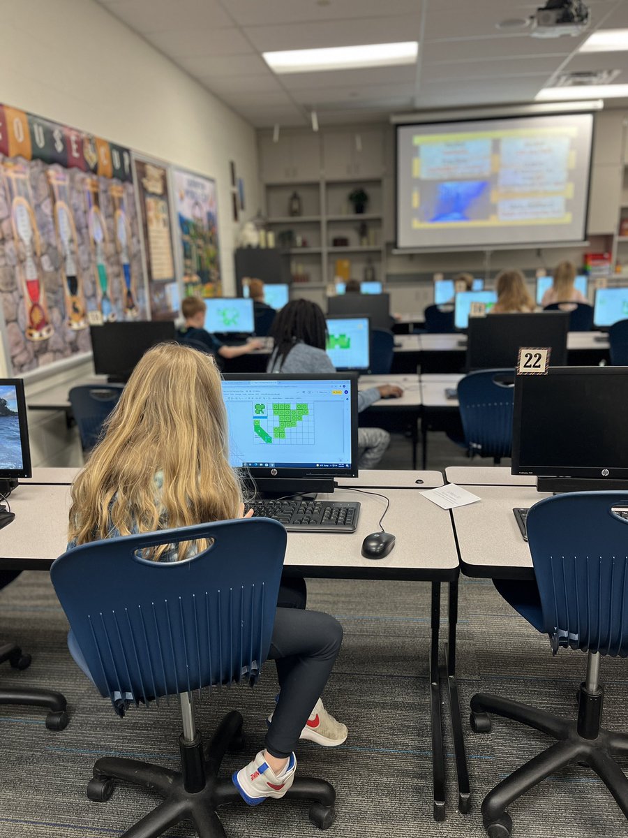 ComputersMp's tweet photo. 2nd grade Timberwolves used their cool computer skills to create a pixel art shamrock in Google Slides! #opsmomentsthatmatter #ourmoment @MPTimberwolves @ClaOlathe https://t.co/2xTipvzEFJ