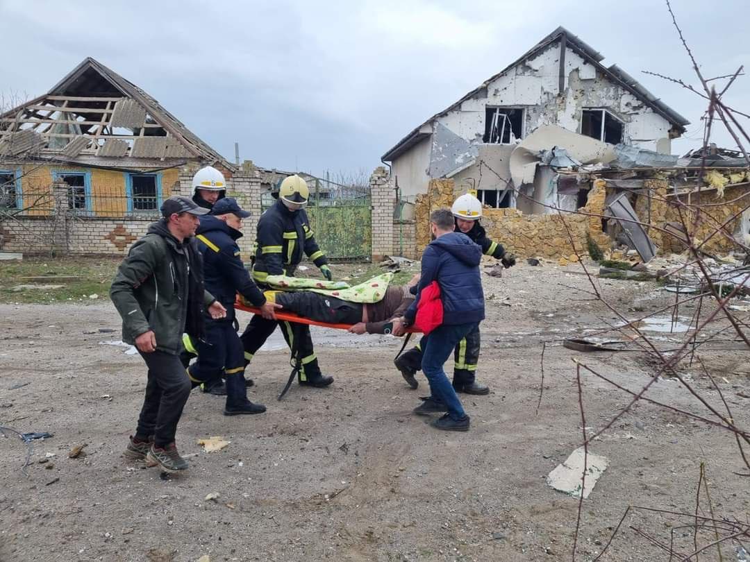 PompiersFR's tweet photo. #Ukraine | 70 centres de secours détruits, 12 #pompiers ukrainiens  tués, 26 blessés et des familles de pompiers séparées. 
Leur courage est inébranlable.
Soutien à nos collègues et pensées à leurs camarades perdus. https://t.co/JAqkXQPbXu