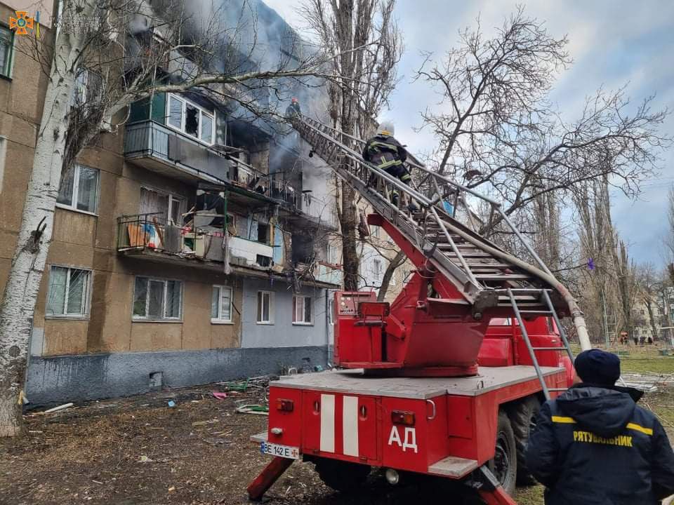 PompiersFR's tweet photo. #Ukraine | 70 centres de secours détruits, 12 #pompiers ukrainiens  tués, 26 blessés et des familles de pompiers séparées. 
Leur courage est inébranlable.
Soutien à nos collègues et pensées à leurs camarades perdus. https://t.co/JAqkXQPbXu