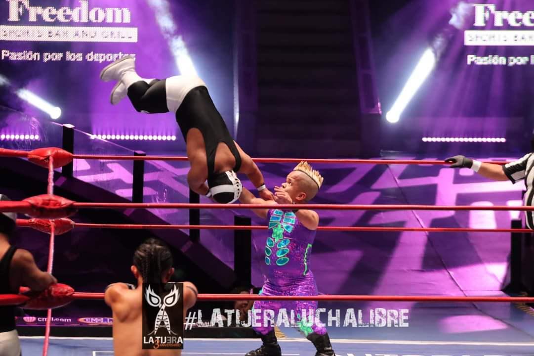 LaTijeraLucha's tweet photo. Triunfo a #LoMicroMaldito.
Simplemente espectacular el accionar de #LosMicroGemelosDiablo y #MicroAngel que con su dinámica y lances doblegan a los #MicroRuditos: #PericoZacarias, #Atomo y #Chamuel.
Al final,hay retos por parte de #MicroGemeloDiablo por su micro campeonato #CMLL https://t.co/gA1JXY3Hv7