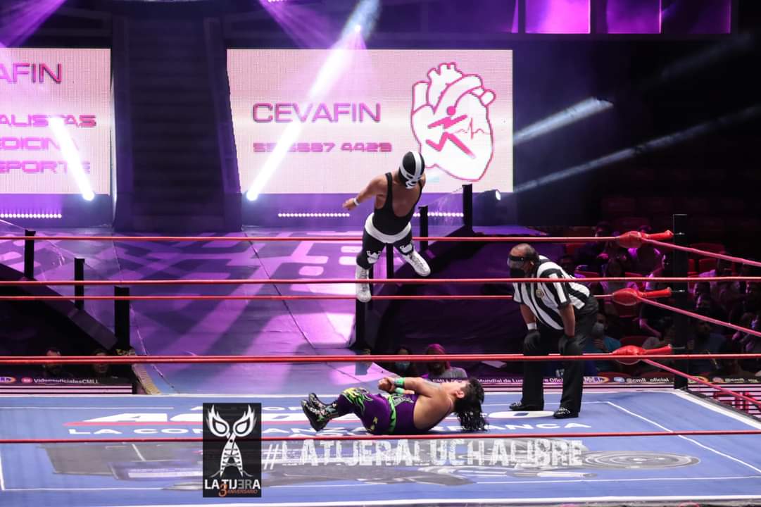 LaTijeraLucha's tweet photo. Triunfo a #LoMicroMaldito.
Simplemente espectacular el accionar de #LosMicroGemelosDiablo y #MicroAngel que con su dinámica y lances doblegan a los #MicroRuditos: #PericoZacarias, #Atomo y #Chamuel.
Al final,hay retos por parte de #MicroGemeloDiablo por su micro campeonato #CMLL https://t.co/gA1JXY3Hv7