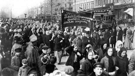TammiMinoski's tweet photo. #OTD 1917: Women in Petrograd rioted and protested over food shortages which were caused by the wider problems of poverty and repeated failures on the battlefields during WWI, thus began the #FebruaryRevolution in Russia. https://t.co/7k8uyJKMVw #InternationalWomensDay https://t.co/thMa0GpHdW