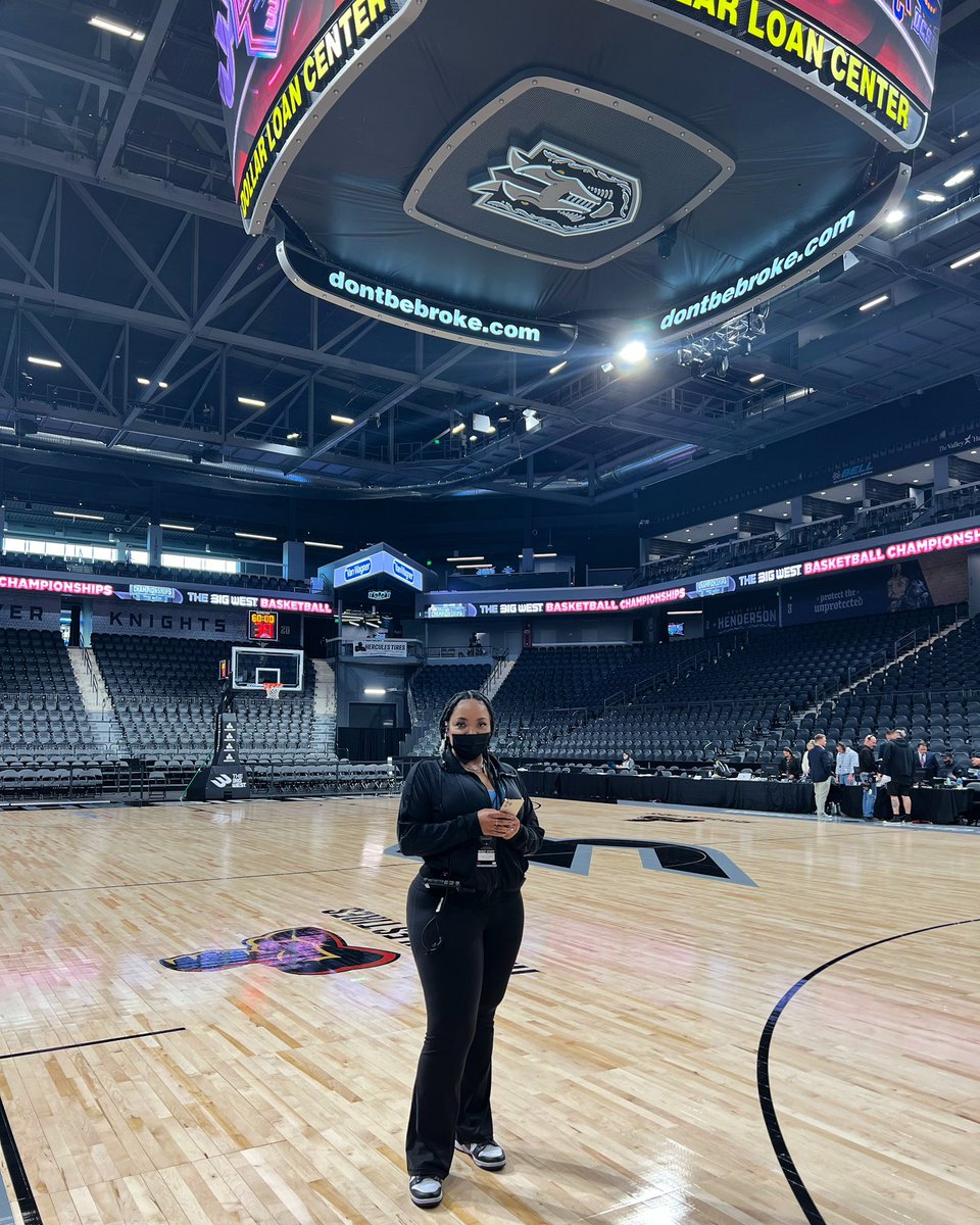 Alexisfromvegas's tweet photo. โฆ and on #InternationalWomensDay Iโm running social at the first EVER event at @TheDLCHenderson in my hometown ๐คฉ
thank you @Athleta a female inclusive brand for my gameday drip ๐ #athletapartner https://t.co/XY6H0QLq04