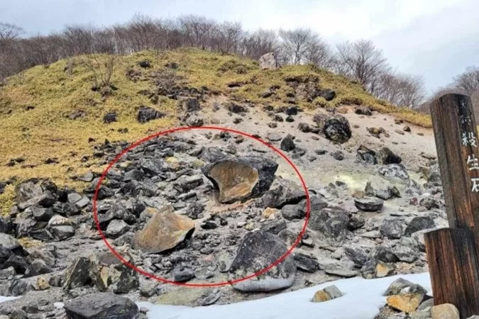 correio's tweet photo. Pedra que aprisionava demônio, segundo mito, se rompe no Japão e causa pânico.

O espirito maligno da pedra é uma figura muito usada em mangás, animes e jogos, chamada de Raposa de Nove Caudas.
https://t.co/9lwmJwDyQT https://t.co/SACVLgtf9U