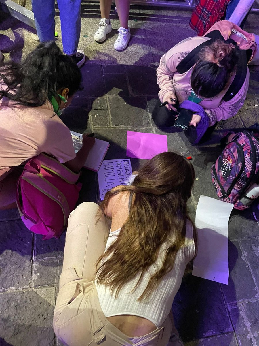 Un grupo de mujeres se organiza para ir a manifestar frente al Congreso por la reciente aprobación de la 5272, Ley de Protección de la vida y la familia. 

#NoALa5272