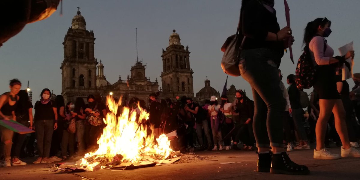 cdmxparatodos's tweet photo. #MinutoAMinuto #8Marzo2022 #NiUnaMenos 

Así esta en estos momentos la plancha del Zócalo de la Ciudad de México https://t.co/nLz5GRZQTh
