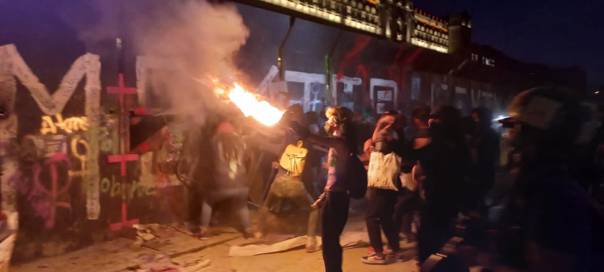 #MinutoAMinuto #8Marzo2022 #NiUnaMenos 

Así esta en estos momentos la plancha del Zócalo de la Ciudad de México