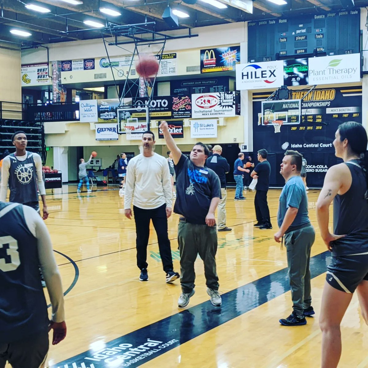 Our @CSI_WBB enjoyed running a practice with a group from Western Connections( disability service)

#communitycollegemonth