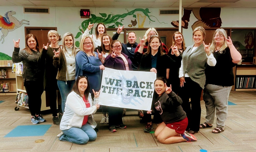 mjmuno's tweet photo. Hey @WPlainsWolves! The Arden Road Elementary PTA Board backs the West Plains Pack! Let's hear your howl, Roadrunners!

#futurewolf #raisingthemright  #wolfpackwave https://t.co/EsCqn4ofnq