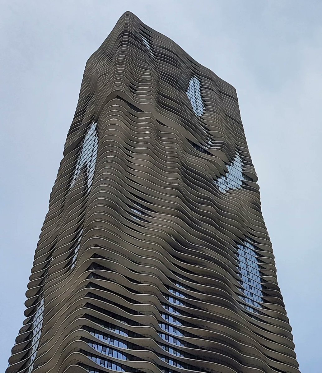 luishbvillanova's tweet photo. #tallbuildingtuesday 
Aqua Tower, projeto da arquiteta Jeanne Gang, @studiogang. Um dos arranha-céus mais fascinante que conheci. 260m de altura que se erguem como ondas que resultam em sacadas. #internationalwomensday #8m

#skyscraper #tallbuilding #highrise #ctbuh #chicago #usa https://t.co/Xi9uL43EZZ