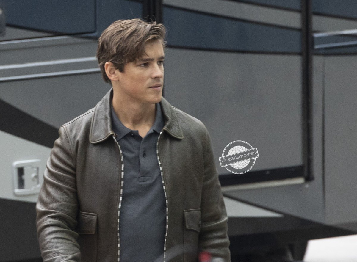 🚨 EXCLUSIVO: Nova imagem de Brenton Thwaites (#DickGrayson) nos bastidores da 4ª Temporada de #DCTitans 

Via <a href="/seansmovies/">Sean O'Neill</a>