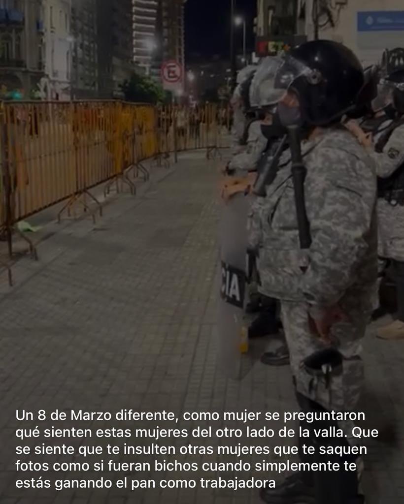 noy_cardozo's tweet photo. Un 8 M diferente, hoy como sindicato decidimos pasarlo junto a nuestras compañeras, alguna vez se preguntaron qué se siente estar detrás del vallado insultadas por mujeres , que te saquen fotos como si fueras un espécimen raro. Son mujeres trabajadoras  que merecen respeto. https://t.co/O4H38GvF8c