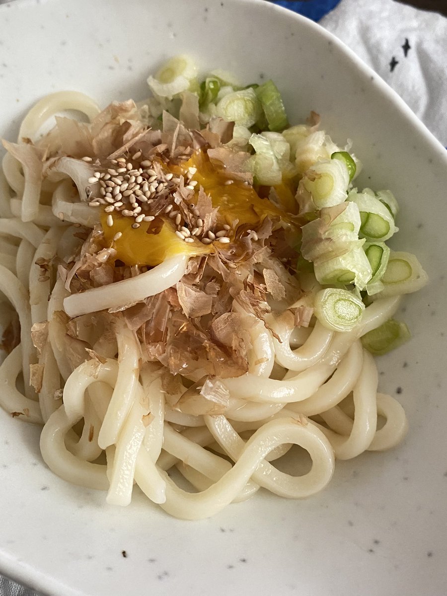 ma___rron's tweet photo. 친구들 이거 진짜 넘 맛있어  ᵕ_ᵕ̩̩ 제발 꼬옥 해주길 바래 #밤테이블 

1.우동면을 삶고 찬물에 조금 씻어 둠
2.연두2.5 작은술 챔기름 1 작은술 넣고 면을 섞어줌
3.가츠오부시 적당량 파 1/3단 정도 슬라이스 해서 올리고 계란 노른자 올려줌(내 건 터짐..)
4.참깨 올려주고 섞어 먹는다 https://t.co/4DBqoh3lib