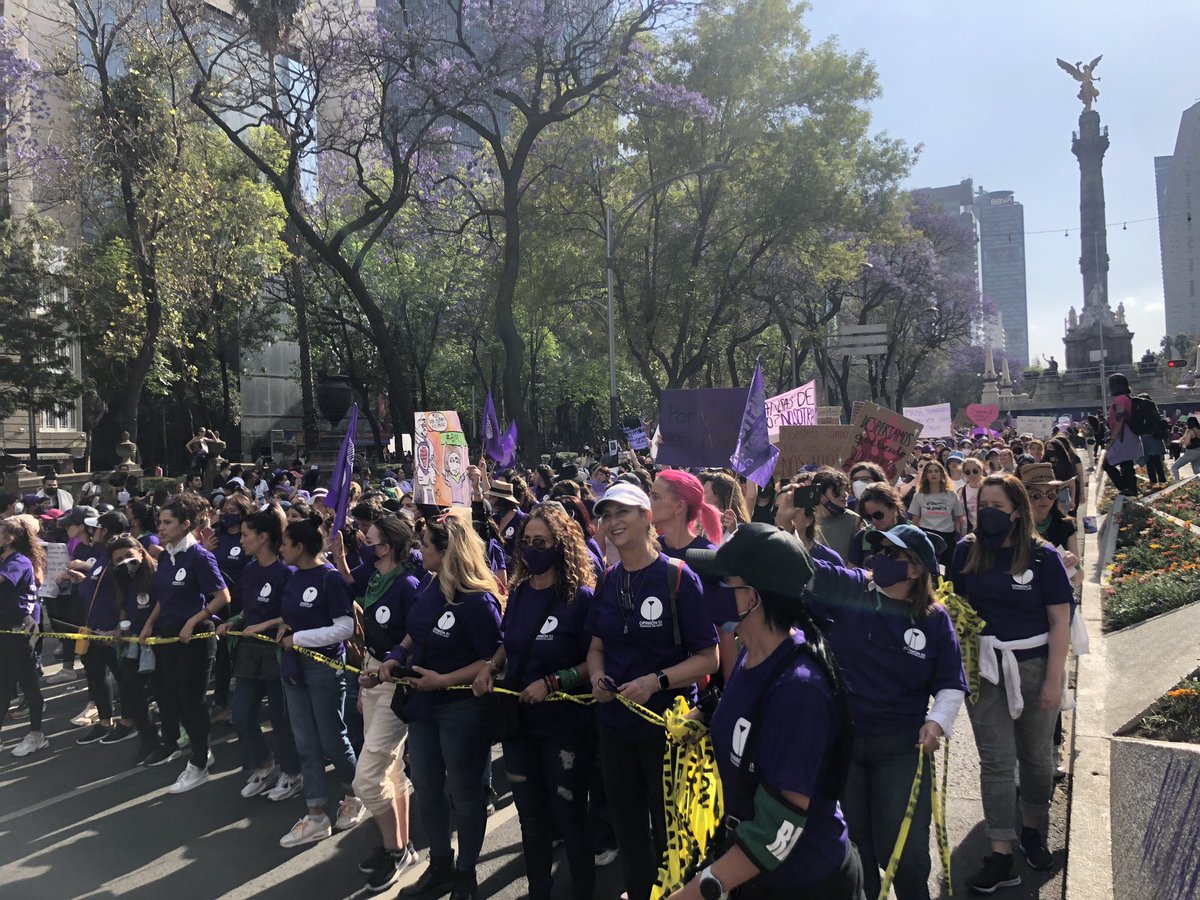 Sandra_Romandia's tweet photo. Fue una marcha de empatía y respeto… muy lejos de lo que las autoridades intentaron advertir. 
Quisieron infundirnos miedo porque nos tienen miedo. 
Contingente @Opinion_51 
#8Marzo2022 https://t.co/eivumIZmCZ