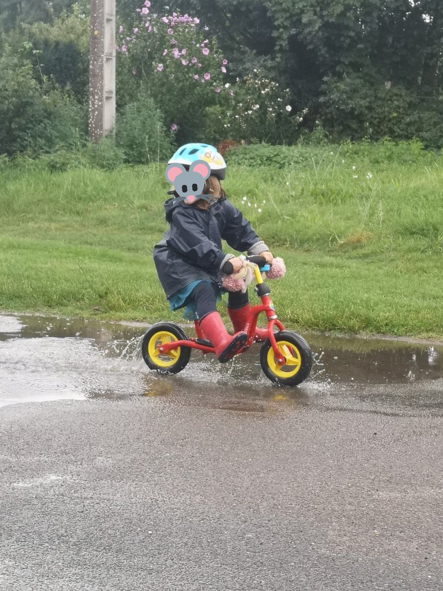 @SiamVelo Mes filles à vélo ! Liberté, joie et expérimentations dans les flaques. #LoireAVelo #Nantes