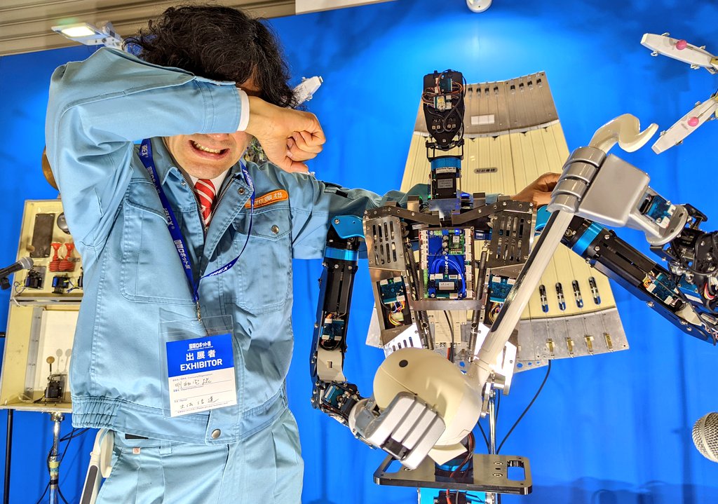 MaywaDenki's tweet photo. オタマロイドのがんばりに感涙する社長。#国際ロボット展 https://t.co/FkJ6yBilnF