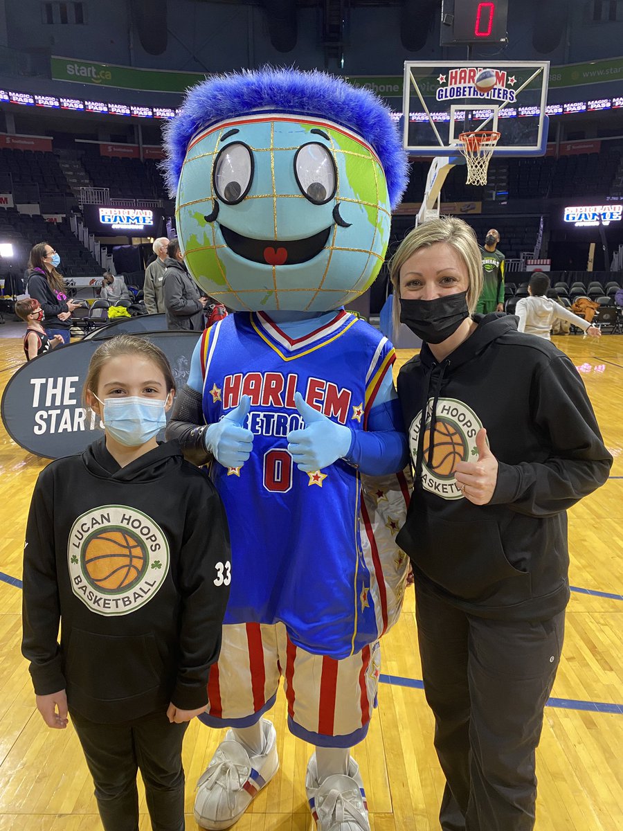 Spending international women’s day with my youngest daughter who loves the game as much as I do. #spreadgame <a href="/Globies/">Harlem Globetrotters</a> @BudGardens