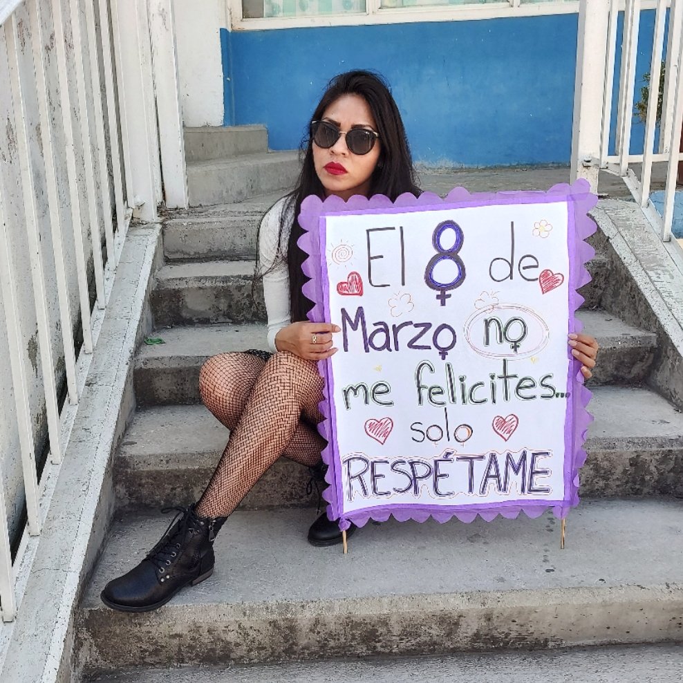 EmmLaraG's tweet photo. #8M En México ser mujer no es fácil, todos los días al salir de casa nos acosan, nos toman fotos, nos discriminan, al día 10 mujeres pierden la vida por feminicidios. ¡Alzamos la voz por las que ya no están! No felicites a una mujer lo mejor que pueden hacer es respetarlas.
💜 https://t.co/xNxbPgBnxz
