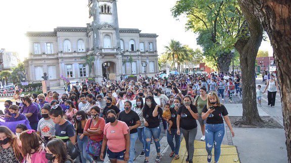 soleaalonso's tweet photo. ♀· Un nuevo #8M que nos encuentra en las calles, unidas y organizadas.💜
✊🏻Paramos y movilizamos porque tenemos fuerza para luchar contra la violencia machista que nos mata.
#8M #LaDeudaEsConNosotras #MovemosAlMundo #sevaacaer https://t.co/p9IuQKWT51