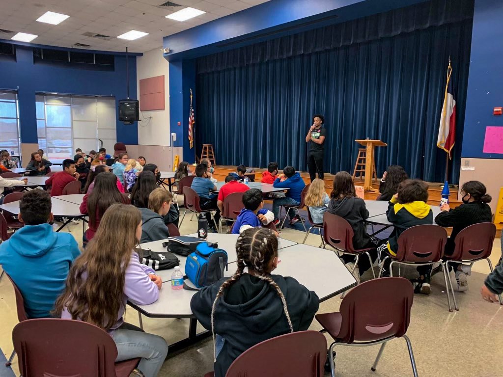 MeanGreenMBB's tweet photo. Over the weekend a teacher at WS Ryan Elementary School in Denton reached out to Tylor to see if he could speak to their students about the importance of working hard in school and going to college.

He was there the very next day.

Way to be an inspiration TP 👏
#GMG https://t.co/f1p3yZZD2z