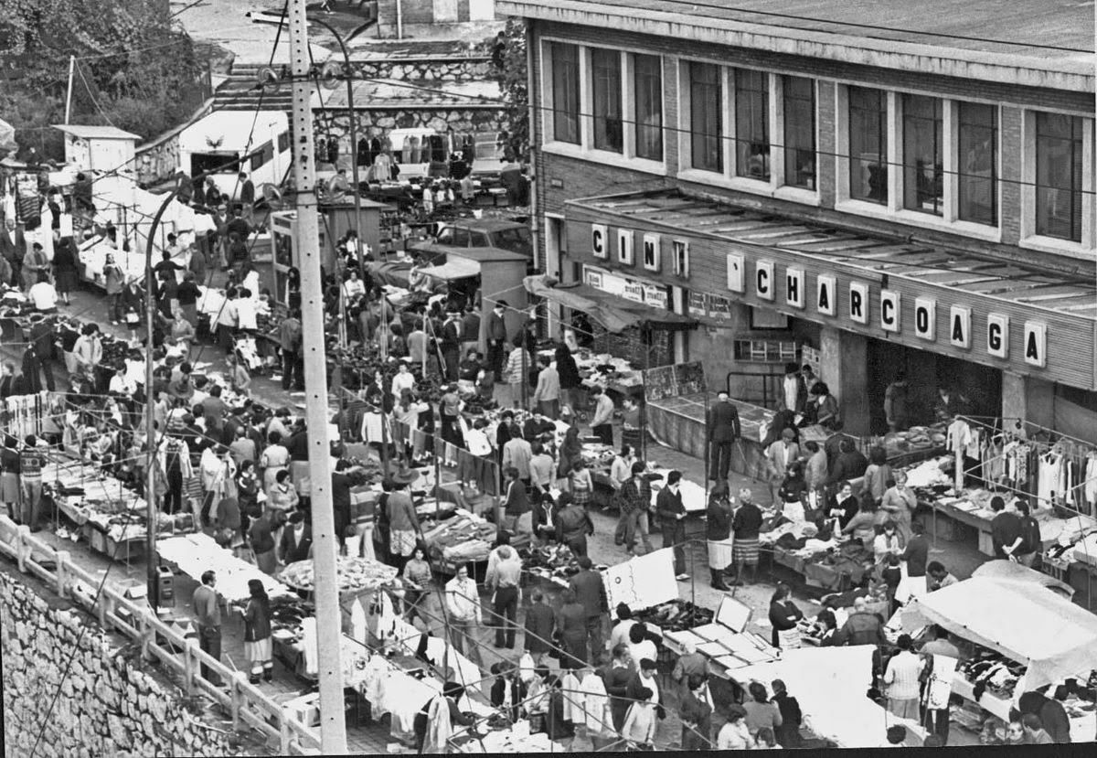 jatustein's tweet photo. Bilbao. Mercadillo frente al cine de Otxarkoaga (actual centro cívico). Fuente https://t.co/d0SoKuoRCM #cinesdebilbao
#Bilbao #Bilbo #Vizcaya #PaísVasco #c1970 #fotografía https://t.co/MEZDI2flNK