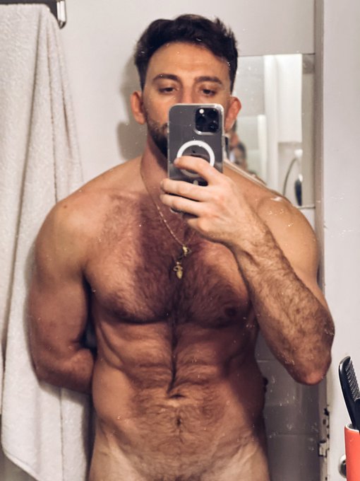 Sorry it&rsquo;s a little blurry 🤷🏻&zwj;♂️ https://t.co/b5GhHYqW16<a href="/tag/tgif"class="tags"><span>#tgif</span></a>