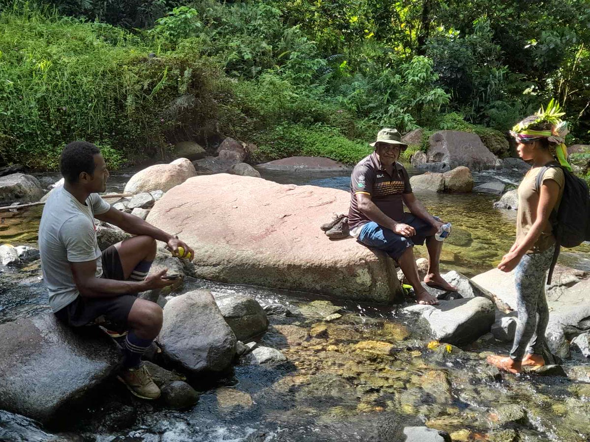 MRMDFiji's tweet photo. A joint Govt team led by PA Namosi &amp; PA Naitasiri recently returned from a 14-hr journey by foot from Wainimakutu-Nasava-Sawanikula,crossing the Namosi &amp; Naitasiri borders to:
➡️survey possible road access routes
➡️assess economic potentials
➡️conduct empowerment to #RuralFijians https://t.co/G0YlwK5cql