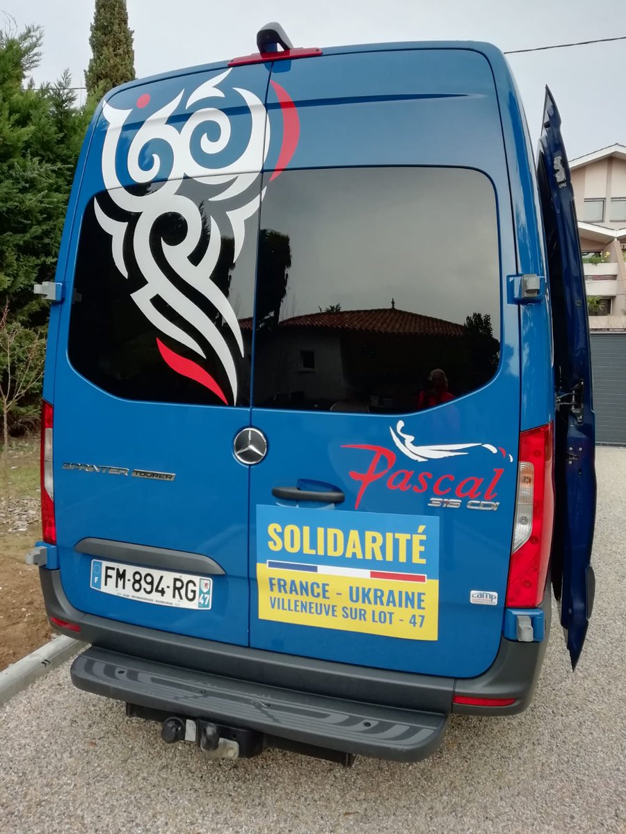 RicautMC's tweet photo. 🇺🇦L'Association des 5 sites, L'Association Villeneuvoise des Amis de la Culture et les #voyagesPascal s'allient pour les réfugiés Ukrainiens : transport en Pologne de produits d'urgence et transport de réfugiés au retour. Fière de mes assos, de mes amis 
#SolidariteUkraine 🇺🇦 https://t.co/n2UPZ4pL3n