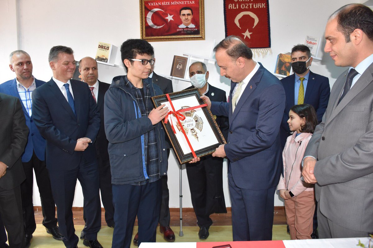 BilsemSiverek's tweet photo. Tasarımı görsel sanatlar öğretmenimiz @KervanNaciye ‘a ait olan Siverekin  Kahve Sanatı adlı tabloyu Öğrencimiz Mehmet Enes AKÇİÇEK  ve kurum müdürümüz @sertailhan4 tarafından Şanlıurfa Valisi Sn @Abdullah_Erin47’e  takdim edildi. @NKapanoglu @aziz_glbs @mramazanbarin @BilsemMeb https://t.co/P5bhCj8FRo