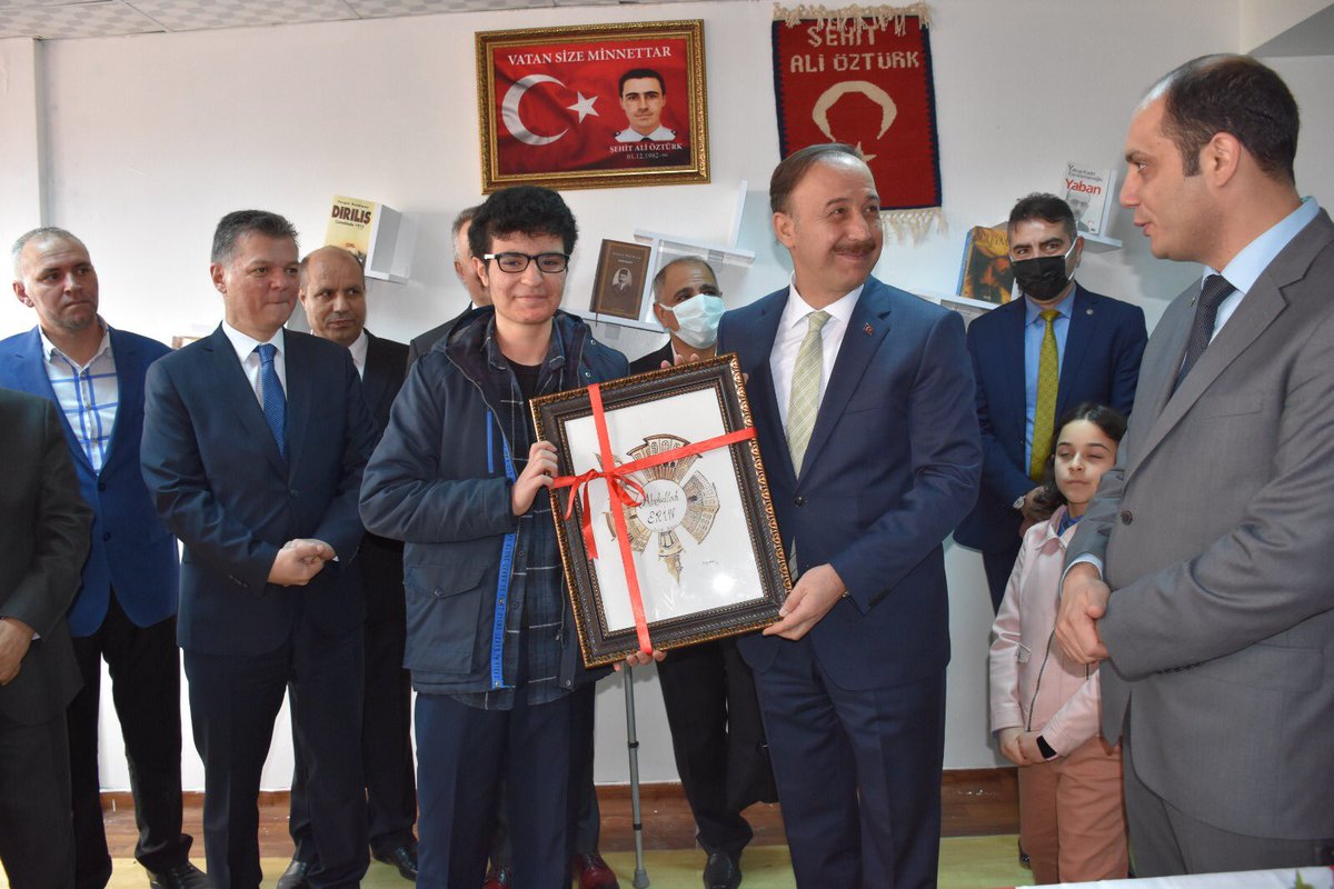 BilsemSiverek's tweet photo. Tasarımı görsel sanatlar öğretmenimiz @KervanNaciye ‘a ait olan Siverekin  Kahve Sanatı adlı tabloyu Öğrencimiz Mehmet Enes AKÇİÇEK  ve kurum müdürümüz @sertailhan4 tarafından Şanlıurfa Valisi Sn @Abdullah_Erin47’e  takdim edildi. @NKapanoglu @aziz_glbs @mramazanbarin @BilsemMeb https://t.co/P5bhCj8FRo