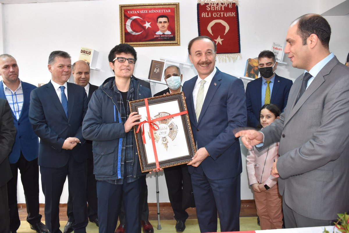 BilsemSiverek's tweet photo. Tasarımı görsel sanatlar öğretmenimiz @KervanNaciye ‘a ait olan Siverekin  Kahve Sanatı adlı tabloyu Öğrencimiz Mehmet Enes AKÇİÇEK  ve kurum müdürümüz @sertailhan4 tarafından Şanlıurfa Valisi Sn @Abdullah_Erin47’e  takdim edildi. @NKapanoglu @aziz_glbs @mramazanbarin @BilsemMeb https://t.co/P5bhCj8FRo