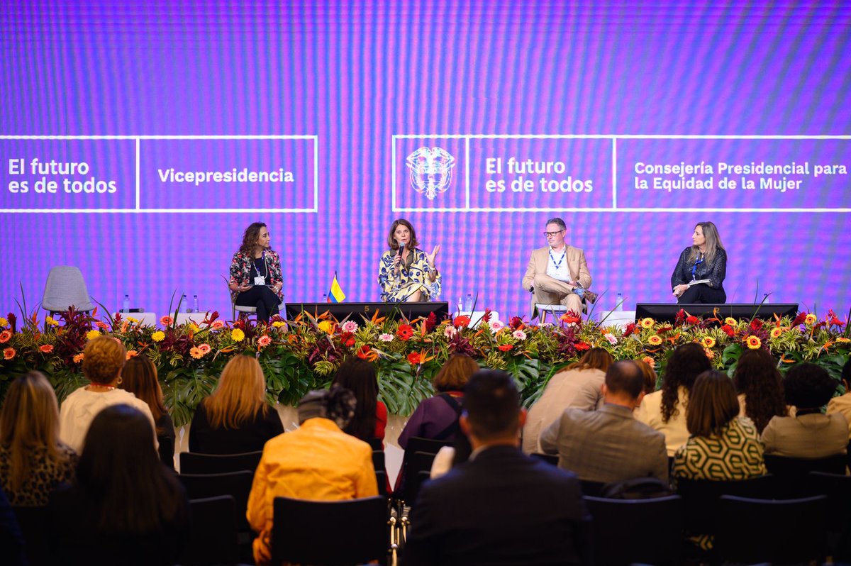 mluciaramirez's tweet photo. Estoy convencida de que el emprendimiento es una solución para las mujeres. Tenemos que identificar cualquier señal de discriminación en contra de ellas en el tema económico y laboral, para evitar –con esfuerzos conjuntos– que siga pasando. #ForoM #ModoM #DíaDeLaMujer https://t.co/pUPcD541Sp