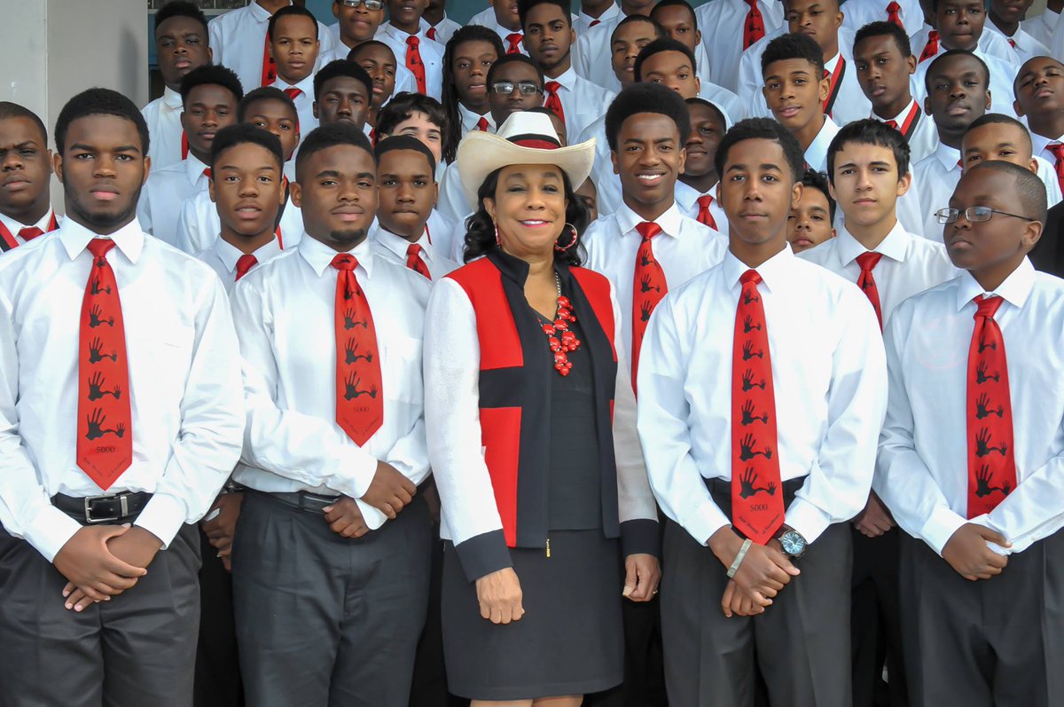Hot105's tweet photo. 🗣 March is Women's History Month Hot105 and salutes #CongresswomanFredericaWilson Founder of the #5000RoleModelsOfExcellenceProject, it’s a dropout prevention, mentoring program committed to guiding minority male students.
@RepWilson @5000RoleModels https://t.co/fc2nvuGj0n