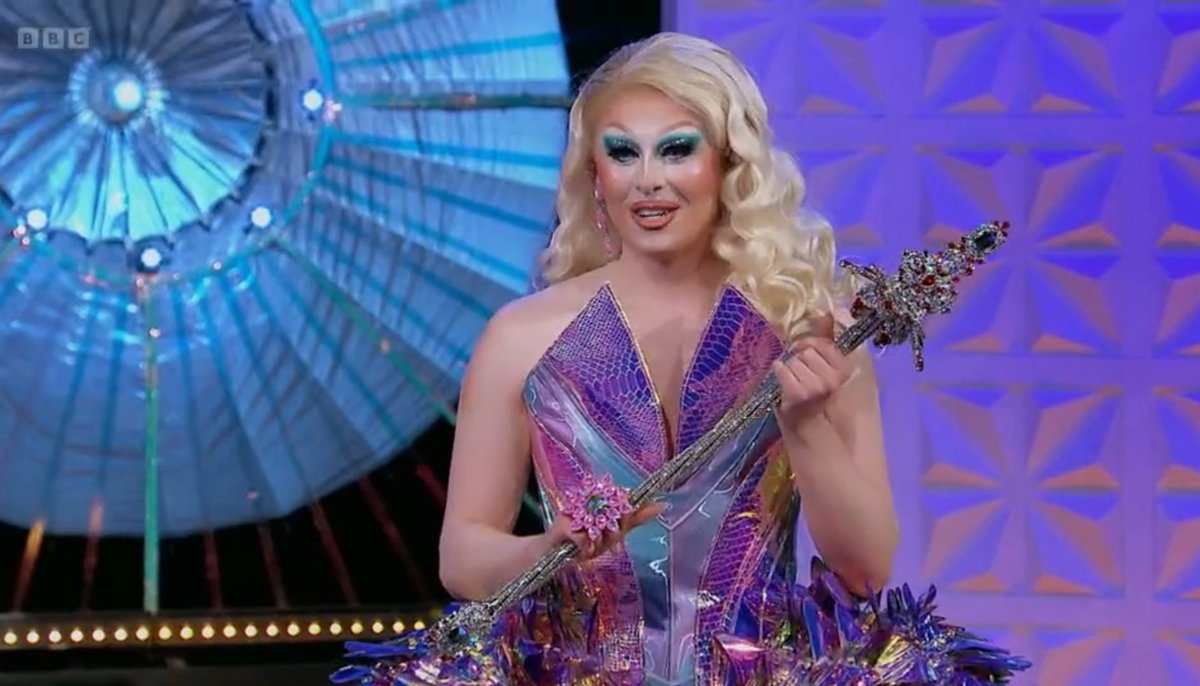 typicallyross's tweet photo. 💫 the UK girls with their sceptres 💫

#DragRaceUK https://t.co/PCynxfSaP8