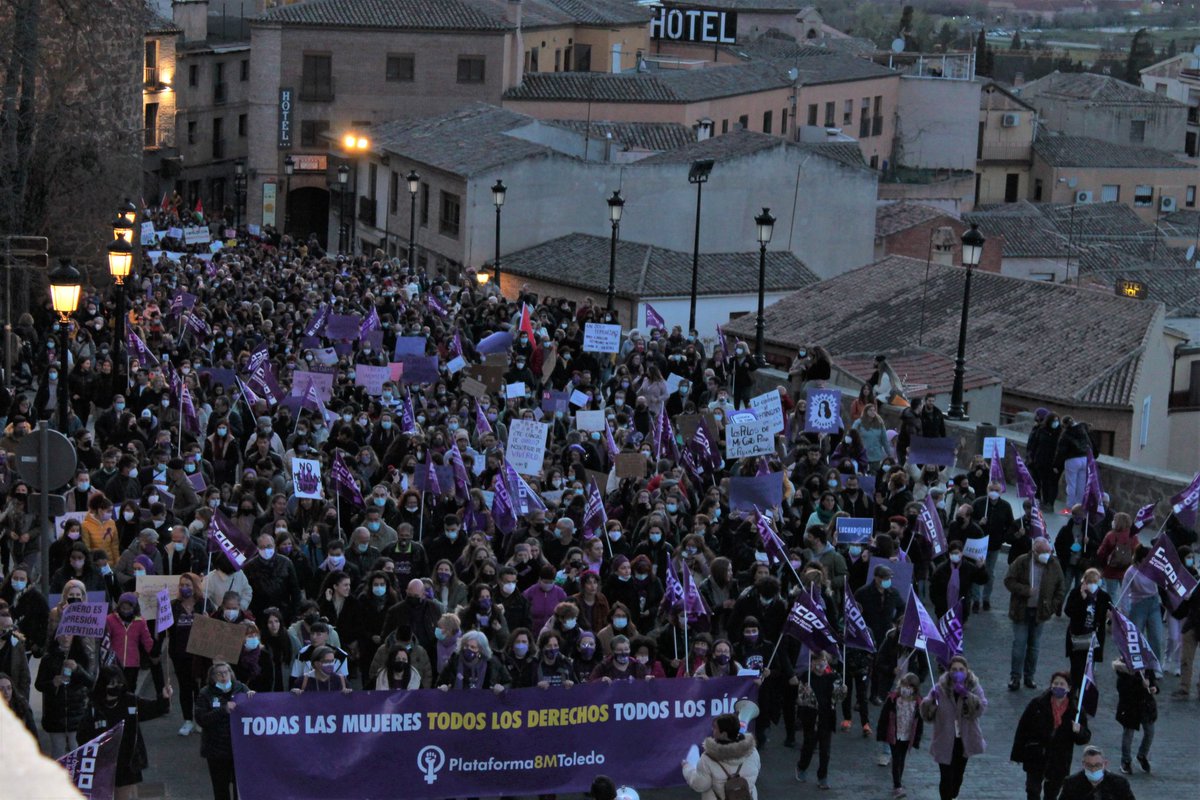 sagrenas's tweet photo. Muy emocionante volver a salir a la calle el #8M, estar juntas, sentirnos, abrazarnos. ¡VIva la lucha de las mujeres! #8M #Toledo #FeminismoImparable https://t.co/JJwNT76OyS