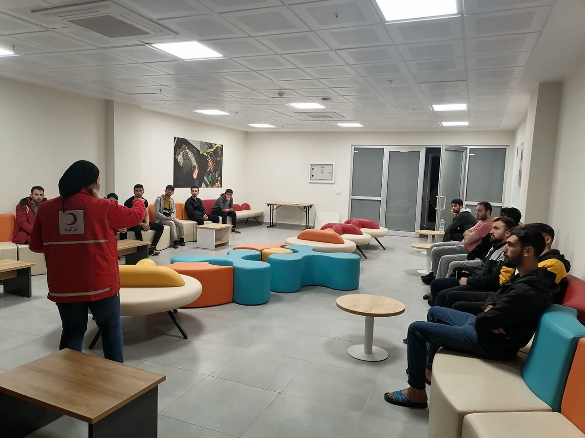 AntalyaKYGM's tweet photo. Bezm-i Alem Valide Sultan Yurdumuzun öğrencilerine, Kızılay kan bağışı hakkında bilgilendirme yapıldı.
Bilgilendirme sunumunun ardından öğrencilerimiz kan bağışında bulunarak kampanyaya destek verdi.
#BenimYurdumKYK
#KYKDeğerKatar
#KYKAkademi
#GönülVer https://t.co/T0Mk3Ou0l9