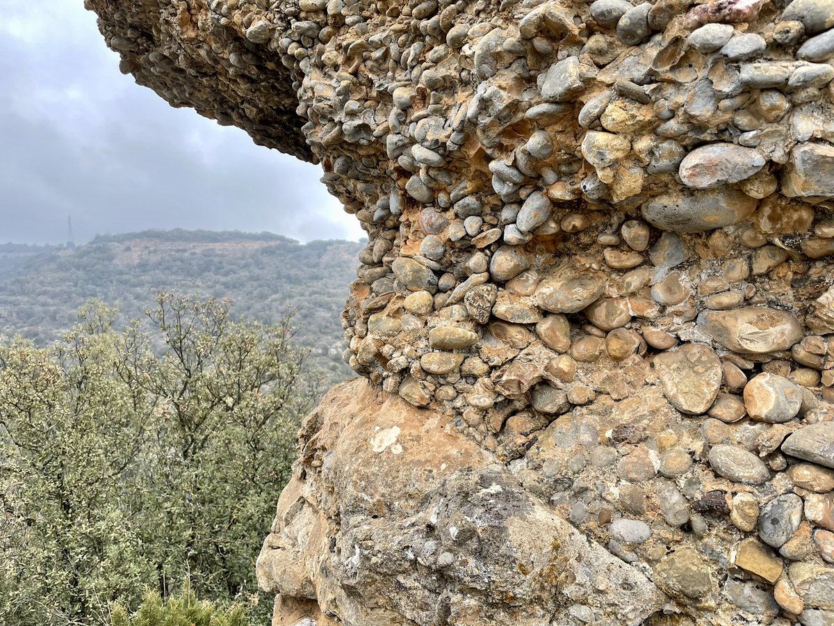 PereRV's tweet photo. La llinda feixuga, encorbada. Pedres (i cases!) desgastades pel plugim i el pas del temps. I l’heura, que -diuen-tot ho ofega. Fins i tot, potser, a la Mercè…
#comiols #poblesabandonats https://t.co/3TJf0b4GkI