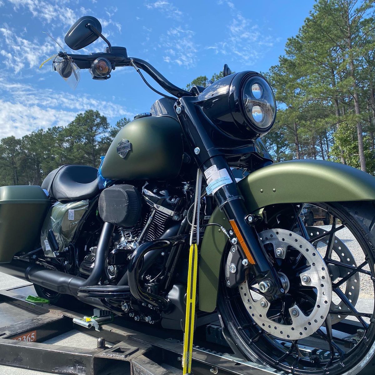 coxsdoubleeagle's tweet photo. It’s the Harley Truck! Featuring… the 2022 Road King Special Police Edition 🚨, the 2022 Road Glide Special 😎, and the 2022 Road King Special. 👑 #HarleyDavidson #RoadKingSpecial #RoadKingPoliceEdition https://t.co/oLFOEpl9c2