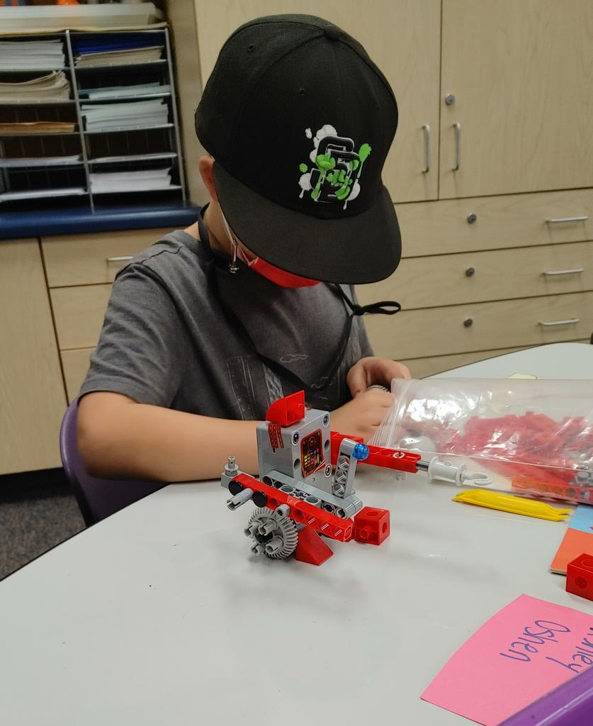 S_Smith_1st's tweet image. What to try on today?
#RoboticsTechnician #Realistic
Or
#RoboticsEngineer #Investigative
The choice is ours. 🤖
#RiosFirsties #RiosCSWoW