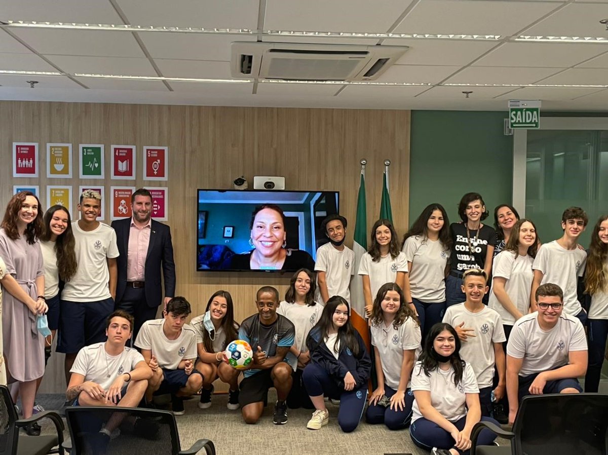 IrlSaoPaulo's tweet photo. Recebemos hoje um grupo de alunos para ouvir  histórias da Diretora de Documentários, Kely Nascimento; de Majken Gilmartin, Diretora CEO e Co-fundadora da Copa do Mundo Global Goals e Michelle O'Neil, primeira mulher da Irlanda 🇮🇪 a arbitrar uma Copa do Mundo e os Jogos Olímpicos https://t.co/MuzyVIVCjN