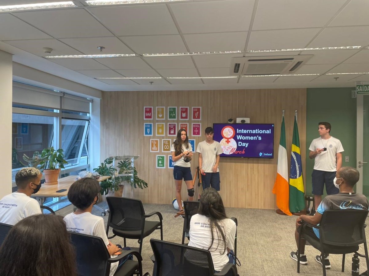 IrlSaoPaulo's tweet photo. Recebemos hoje um grupo de alunos para ouvir  histórias da Diretora de Documentários, Kely Nascimento; de Majken Gilmartin, Diretora CEO e Co-fundadora da Copa do Mundo Global Goals e Michelle O'Neil, primeira mulher da Irlanda 🇮🇪 a arbitrar uma Copa do Mundo e os Jogos Olímpicos https://t.co/MuzyVIVCjN