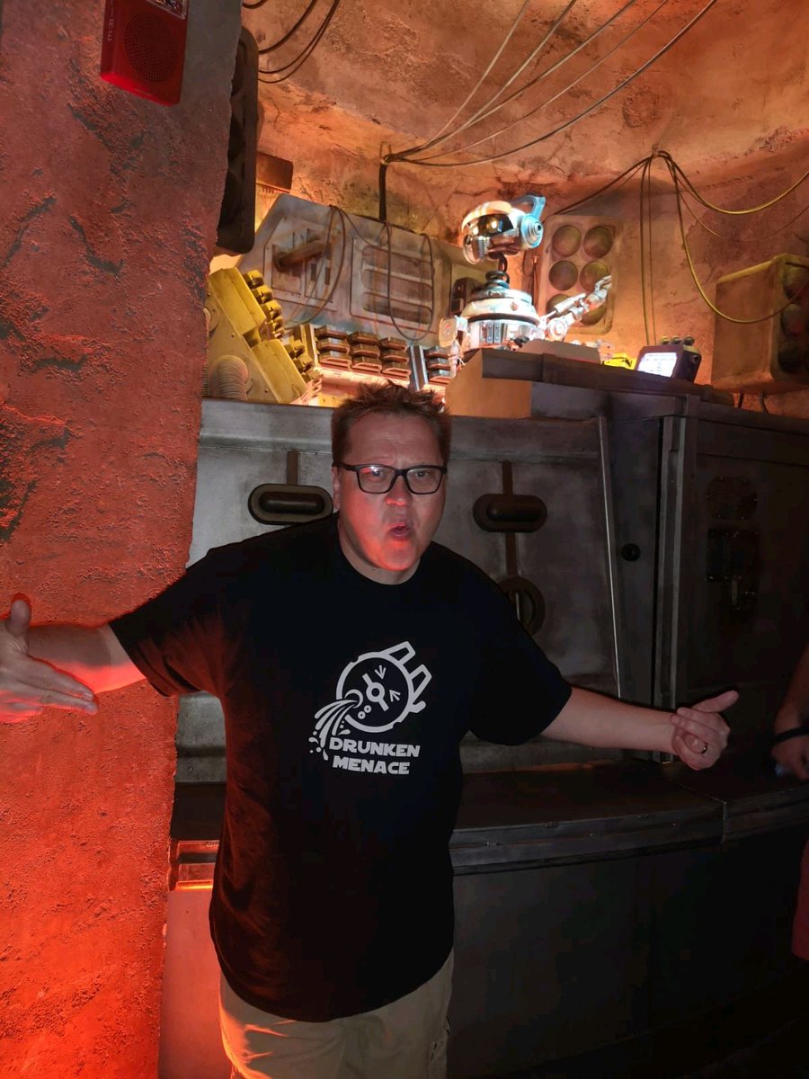 PodcastMenace's tweet photo. One of the Drunks is loose in Disney World... lock up your droids!
#starwarsgalaxiesedge #waltdisneyworld #awkwardenglishdude #merch #disney #baatu https://t.co/S9C6JZXbRy